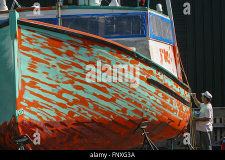 Un bateau de pêche est peint et la faire réparer à un chantier naval Newport Rhode Island Banque D'Images
