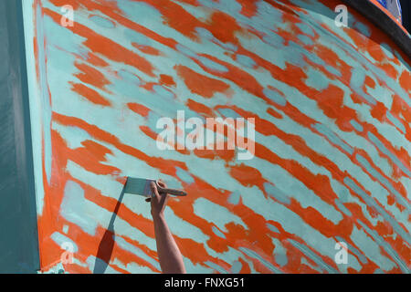 Un bateau de pêche est peint et la faire réparer à un chantier naval Newport Rhode Island Banque D'Images