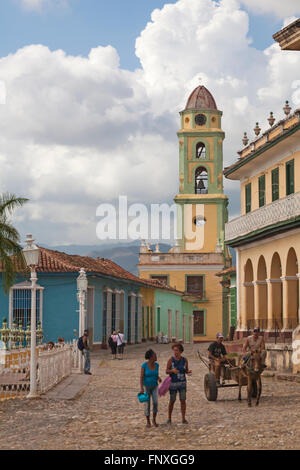 La vie quotidienne à Cuba - voir l'autre côté de la Plaza Major pour le clocher de l'Iglesia y Convento de San Francisco à Trinidad, Cuba Banque D'Images