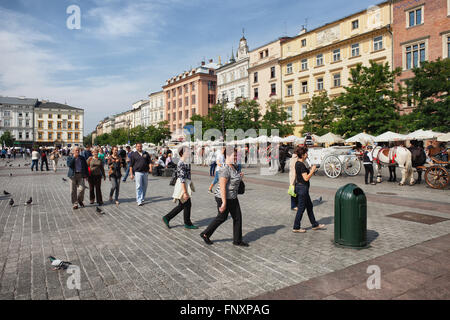 La Pologne, la ville de Cracovie (Cracovie), Vieille Ville, les gens sur place du marché, immeuble historique abrite Banque D'Images