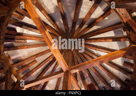 Pologne, Cracovie, intérieur de Sandomierska Tour au Château Royal de Wawel, dernier étage, poutres en bois, toit autoportant Banque D'Images