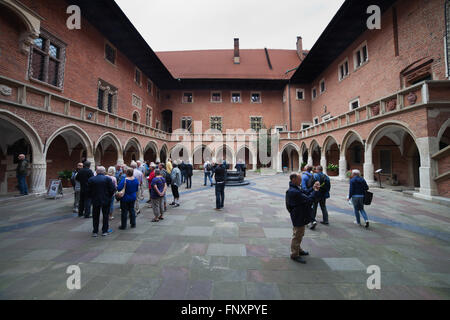 Pologne, Krakow (Cracovie), le Collegium Maius - Grand Collège de l'Université jagellonne, cour intérieure à arcades de style gothique Banque D'Images