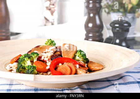 Du poulet teriyaki avec du riz et des légumes vapeur. Repas plaqué sur restaurant - Stock image. Banque D'Images