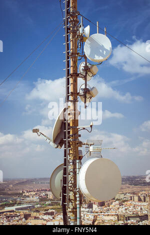 ALICANTE, Espagne - 9 septembre 2014 : tour avec les antennes montées sur un tour de la forteresse de Santa Barbara à Alicante, Espagne Banque D'Images