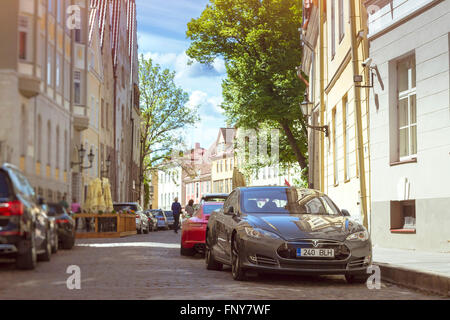 Tallinn, Estonie - 12 juin 2015 : voiture électrique, fabriqué par Tesla Motors, garée près de la bordure sur une rue pavée de Tallinn Banque D'Images