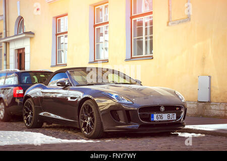 TALLINN/Estonie - 12 juin 2015 : Jaguar voiture sur la rue de la vieille ville, Tallinn, Estonie Banque D'Images