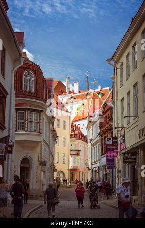 Tallinn, Estonie - 12 juin 2015 : dans une rue étroite, restauré en style médiéval. Rues de la vieille ville de Tallinn Banque D'Images