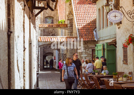 Tallinn, Estonie - 12 juin 2015 : dans une rue étroite, restauré en style médiéval. Rues de la vieille ville de Tallinn Banque D'Images