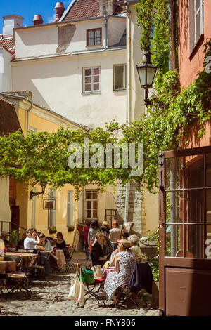 Tallinn, Estonie - 12 juin 2015 : Les gens s'assoient à une table dans un café. Rues populaires et les chantiers de la vieille ville de Tallinn, Estonie Banque D'Images