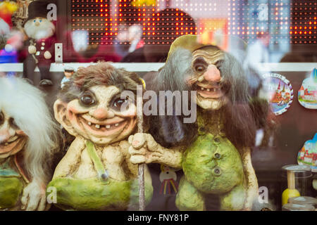 TALLINN, ESTONIE - YUNI 12, 2015 : Toy trolls et sorcières dans une vitrine sur l'une des rues centrales, Tallinn, Estonie Banque D'Images