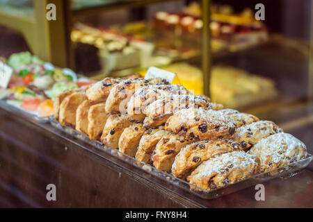 TALLINN, ESTONIE - YUNI 13, 2015 : de délicieux petits gâteaux dans une vitrine sur l'une des rues centrales, Tallinn, Estonie Banque D'Images