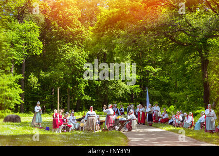 TALLINN, ESTONIE - YUNI 13, 2015 : Festival de groupes ethniques en estonien Musée plein air, Vabaohumuuseumi kivikulv, Rocca al Mare Banque D'Images