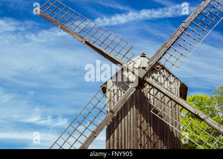 TALLINN, ESTONIE - YUNI 13, 2015 : Moulin en estonien Musée plein air, Vabaohumuuseumi kivikulv, Rocca Al Mare, Tallinn, Estoni Banque D'Images