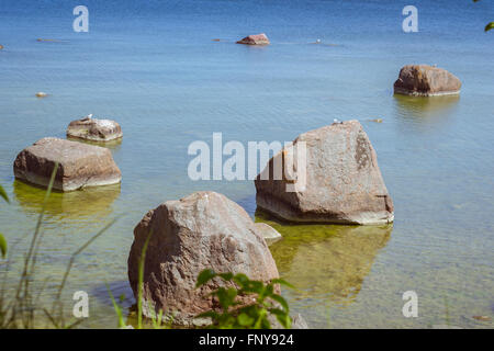 TALLINN, ESTONIE - YUNI 13, 2015 : les roches dans la baie en estonien Musée plein air, Vabaohumuuseumi kivikulv, Rocca al Mare Banque D'Images