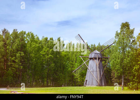 TALLINN, ESTONIE - YUNI 13, 2015 : Moulin en estonien Musée plein air, Vabaohumuuseumi kivikulv, Rocca Al Mare, Tallinn Banque D'Images