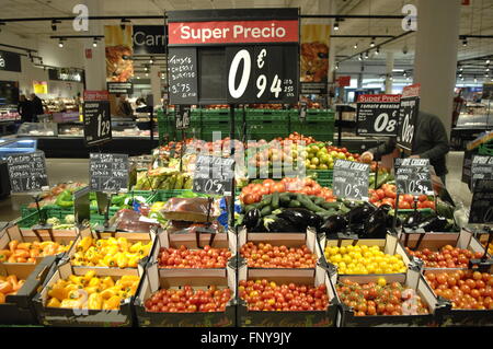 Supermarché Carrefour affichage des légumes frais à Malaga en Espagne. Banque D'Images