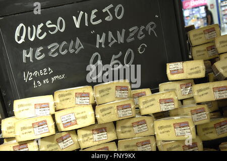 Fromage frais afficher dans un supermarché Carrefour. Banque D'Images