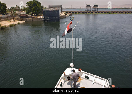Nil, l'EGYPTE - le 18 juillet : membre de l'équipage non identifiés au cours de la proue d'un Nile cruiser sur l'Égypte, le 18 juillet, 2010 Banque D'Images