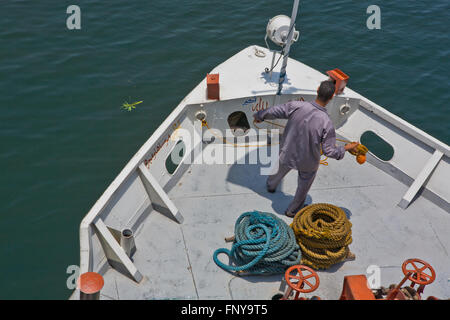 Nil, l'EGYPTE - le 18 juillet : membre de l'équipage non identifiés au cours de la proue d'un Nile cruiser sur l'Égypte, le 18 juillet, 2010 Banque D'Images