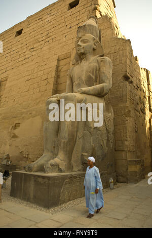 Louxor, Egypte - le 18 juillet : latéralement tourné d'une séance à l'ancienne statue pharaonique du temple de Louxor. Le 18 juillet 2010, Luxor, Egypt Banque D'Images