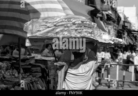 Le CAIRE, ÉGYPTE - JUL 22 : Un garçon transporte le pain par les rues de Khan El Khalili, un grand souk dans le quartier islamique sur Banque D'Images