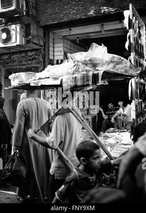 Le CAIRE, ÉGYPTE - JUL 22 : Un garçon transporte des marchandises par les rues de Khan El Khalili, un grand souk dans le quartier islamique sur Banque D'Images