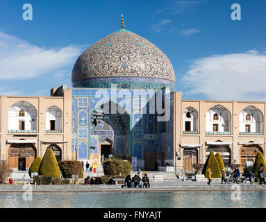 Mosaïque clad dome et entrée privée, Sheikh Lotfallah Mosquée, Maydan-e Imam (Place Imam), Isfahan, Iran. Banque D'Images