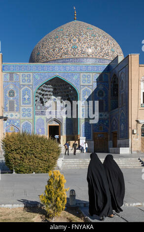 Tchador femmes avant mosaïque clad dome & entrée, Sheikh Lotfallah Mosquée, Maydan-e Imam (Place Imam), Isfahan, Iran. Banque D'Images
