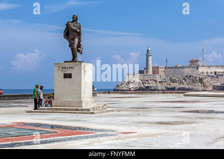 La HAVANE, CUBA - 1 avril 2012 : Miranda monument et groupe de cubains en face du château Moro usage éditorial uniquement. Banque D'Images