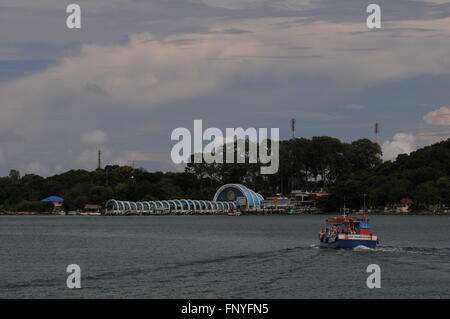 Bateau de tourisme tirant dans le Na Dan Pier, Koh Samet Island, la province de Rayong, Thaïlande. crédit : Kraig Lieb Banque D'Images