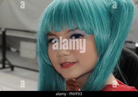 Portrait d'une belle jeune fille aux cheveux bleus au Cosplay Japonais Thaï Festival à Bangkok, Thaïlande. crédit : Kraig Lieb Banque D'Images