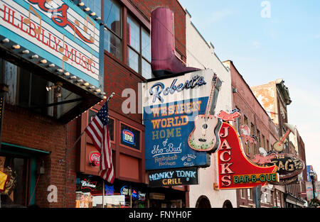 Les enseignes au néon de quelques bars et restaurants à Nashville, au Tennessee Banque D'Images