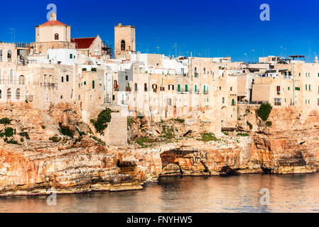 Puglia, Italie. Paysage incroyable lever du soleil de Polignano a Mare, ville dans la province de Bari, Pouilles, sud de l'Italie. Banque D'Images