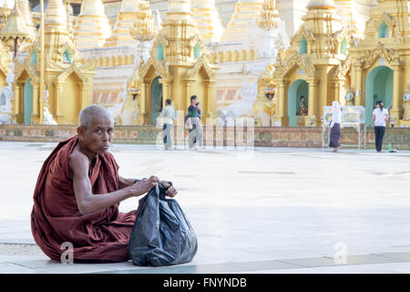 Moine dans la Pagode de Shwe Dagon Banque D'Images