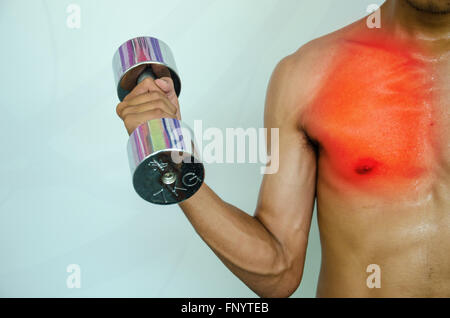 Fit man avec douleur à la poitrine et au préjudice de la remise en forme Banque D'Images