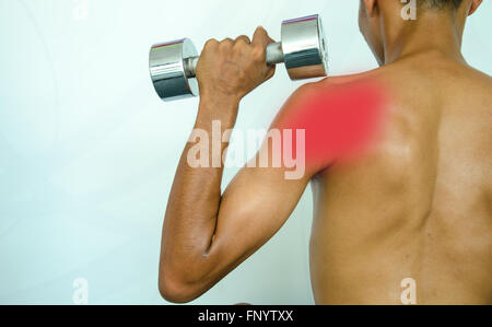 Fit l'homme avec la douleur de l'épaule et au préjudice de la remise en forme Banque D'Images