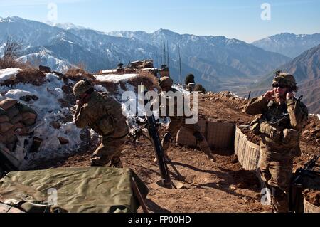 Les soldats de l'armée américaine un feu de mortier de 120 mm pendant les opérations contre les talibans de Mustang d'un poste d'observation le 26 janvier 2011 dans le Dewegal Valley, dans la province de Kunar, Afghanistan. Banque D'Images