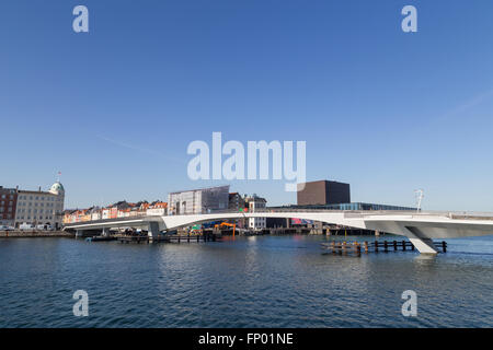 Copenhague, Danemark - 16 mars 2016 : port intérieur de piétons et cyclistes pont reliant Nyhavn et Christiania. Banque D'Images