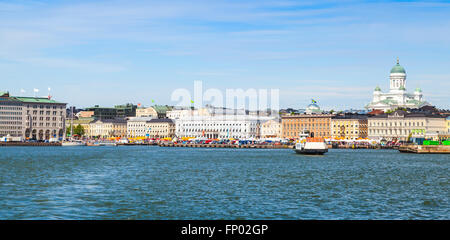 Helsinki, Finlande - le 13 juin 2015 : été Helsinki paysage urbain. Quai Central, façades de bâtiments, à quelques personnes Banque D'Images