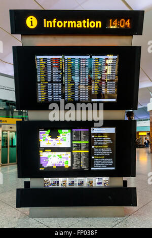 Conseil de l'information dans la salle d'embarquement à l'aéroport Londres Heathrow (Terminal 2), Londres, Angleterre Banque D'Images