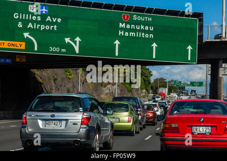 Le trafic sur l'autoroute d'Auckland, Auckland, île du Nord, Nouvelle-Zélande Banque D'Images