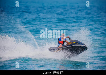 Jeune homme sur le Jet Ski, le concept de vacances, de l'Océan Tropical Banque D'Images