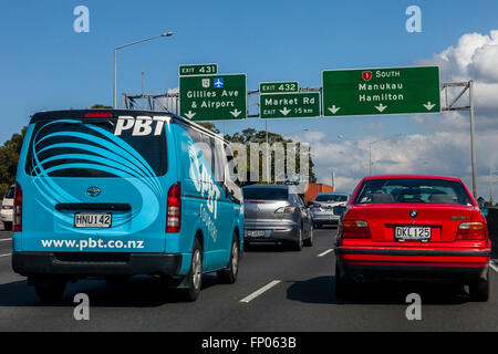 Le trafic sur l'autoroute d'Auckland, Auckland, île du Nord, Nouvelle-Zélande Banque D'Images