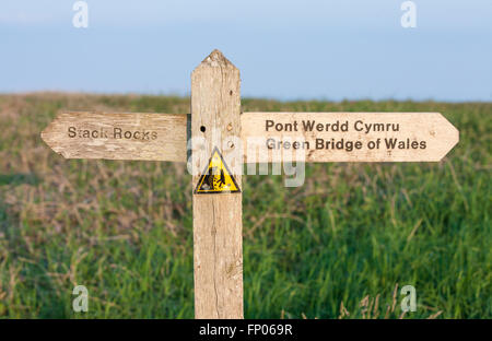 Panneau pour empiler des pierres et pont vert du Pays de Galles, et danger de Cliff falls, près de Bosherton, Pembrokeshire,et Castlemartin Banque D'Images