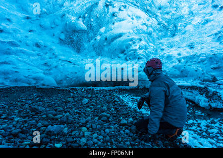 L'homme dans une grotte de glace, Parc national du Vatnajökull, Glacier, Islande Banque D'Images