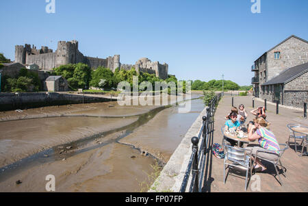 Déjeuner au café au bord de la rivière Cleddau et vue sur Château de Pembroke, Pembrokeshire, Banque D'Images