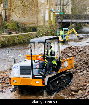 Hebden Bridge, Yorkshire, UK. Mar 15, 2016. Un petit porteur de chenilles en caoutchouc transporte loin décombres dragués de hebden Beck après les inondations à Hebden Bridge. © Graham Hardy/Alamy Live News Banque D'Images