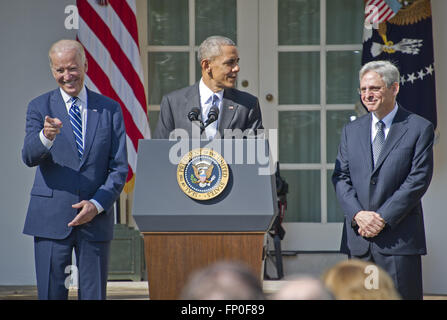 Washington, District de Columbia, Etats-Unis. Mar 16, 2016. Le président des États-Unis Barack Obama, centre, Juge introduit Merrick Garland, juge en chef de la Cour d'Appel du District de Columbia, droite, comme son représentant en remplacement de juge Antonin Scalia sur la Cour suprême des États-Unis dans la roseraie de la Maison Blanche à Washington, DC le mercredi, 16 mars 2016. Le Vice-président américain Joe Biden reconnaît un membre de l'auditoire de gauche. Credit : ZUMA Press, Inc./Alamy Live News Banque D'Images