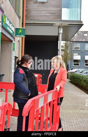 Dungannon, Royaume-Uni. Mar 16, 2016. Michelle O'Neill Ministre de l'Agriculture et du Développement Rural visite le Vert Lin détail situé à Dungannon et parle avec Deli sur le Livre vert propriétaire Bistroo Claire Murray dont le magasin n'est pas encore eu toutes les réparations terminées © Mark Winter/Pacific Press/Alamy Live News Banque D'Images