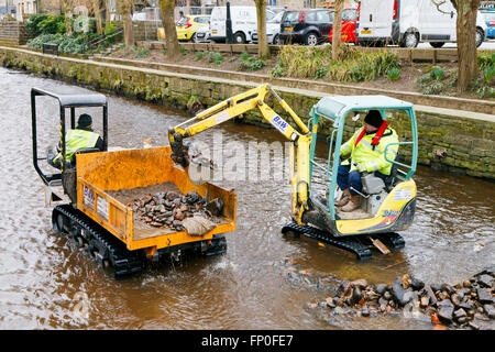 Hebden Bridge, Yorkshire, UK. Mar 15, 2016. Décombres retirés de Hebden Beck pour atténuer les inondations. © Graham Hardy/Alamy Live News Banque D'Images